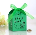 Détail de la boîte cadeau verte découpée au laser avec texte It's A Girl et poussette - Vert Foncé