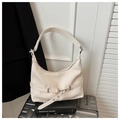 Dettaglio ravvicinato della borsa hobo bianco crema in pelle PU plissettata con fibbia - Bianco