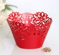 Vista macro del pirottino per cupcake rosso tagliato al laser con motivi floreali - 5cm / Rosso Perlato