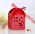 Détail de la boîte cadeau rouge ajourée avec texte 'It's A Girl' et nœud en organza - Rouge Perlé
