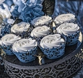 Detalle de moldes para cupcakes azul oscuro cortados con láser y patrón de estrellas - Azul zafiro
