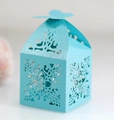 Detail der Laserschnitt-Kreuzmuster und Schmetterlingsverschluss auf Perlmutt-Geschenkbox - Himmelblau