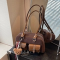 Grand sac à épaule marron rétro en matière mate avec un petit pendentif ours en peluche - Café (Avec Pendentif)