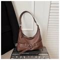 Dettaglio della borsa hobo in pelle a pieghe marrone con cintura a occhielli d'argento - Marrone
