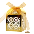 Nahaufnahme der goldener lasergeschnittener Geschenkschachtel mit geometrischem Hohlmuster - Reflektierendes Gold