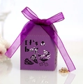 Λεπτομέρεια μπλε κουτί γλυκών laser-cut με κείμενο 'It's a boy' και σχέδιο καροτσιού - Σκούρο μωβ