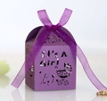 Détail de la boîte à bonbons violette découpée au laser avec texte It's A Girl et ruban - Violet foncé