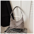 Dettaglio della borsa a spalla grigia pieghettata con fibbia decorativa e zip in metallo argento - Grigio