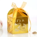 Μακροσκοπική όψη του χρυσού κουτιού 'It's A Boy' με μεταξωτό φιόγκο και σχέδια - Ανακλαστικό Χρυσό
