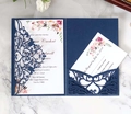 Elegante set di inviti per nozze blu navy tagliati al laser con motivi floreali decorativi - Blu Profondo