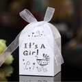 Scatola regalo bianca traforata laser It's A Girl con fiocco per baby shower - Bianco