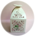 Weiße lasergeschnittene Geschenkbox mit Kreuzmotiv und Schmetterlingsverschluss - Beige