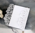 Élégante invitation de mariage blanche découpée au laser avec motif de dentelle rose - Blanc Étui Seul (Sans Page Intérieure, Enveloppe et Ruban)