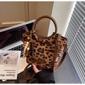 Detail der Bucket Bag mit Leopardenmuster, braunem Ledergriff und Perlenanhänger-Accessoire - Leopardenmuster