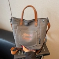 Bolso tote de lona gris con asas de cuero marrón y correa de hombro ajustable - Marrón Oscuro