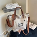 Bolso tote minimalista de lona beige con asas de cuero marrón y correa ancha ajustable - Gris Beige