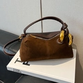 Vintage-Handtasche aus braunem Wildleder-Patchwork mit großem goldfarbenem Metallgriff - Braun