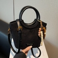 Minimalistische schwarze Wildleder-Beuteltasche mit Ledergriffen und Perlen-Anhänger - Schwarz