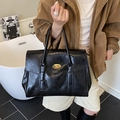 Grande borsa tote in pelle nera con chiusura a scatto dorata per ufficio e pendolari - Nero
