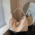 Große cremefarbene Wildleder-Tasche mit elegantem Holzperlen-Detail am Schultergurt - Gebrochenes Weiß
