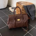 Borsa tote retrò in pelle marrone scuro con chiusura dorata e tracolla regolabile - Marrone
