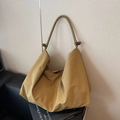 Große Retro-Umhängetasche aus Wildleder in Camel mit Holzperlen und weichem Hobo-Design - Grün