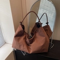 Braune übergroße Hobo-Tasche aus Wildlederimitat mit Perlenverzierung und Riemen - Braun