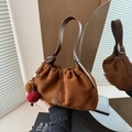 Borsa a secchiello in pelle scamosciata marrone con tracolla e ciondolo plush - Con Ciondolo / Marrone