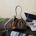Borsa a secchiello plissettata in finta pelle scamosciata verde oliva con pompon - Con Ciondolo / Verde