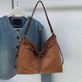 Borsa sottospalla in finta pelle scamosciata marrone con tracolla regolabile e fibbia - Marrone Senza Ciondolo
