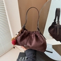Borsa a secchiello marrone in camoscio con ciondolo a pompon e logo in metallo - Con Ciondolo / Marrone