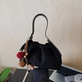 Borsa a secchiello da donna in camoscio nero con design a pieghe e ciondoli pompon - Con Ciondolo / Nero
