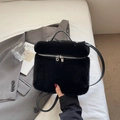 Zaino minimalista in peluche nero con morbida ecopelliccia e dettagli in metallo argento - Nero