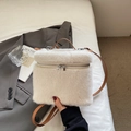 Borsa vanity in ecopelliccia bianco crema con manici in pelle marrone e zip argento - Bianco Sporco