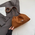 Sac seau en daim marron avec bandoulière en cuir et design plissé en forme de nuage - Sans pendentif / Marron