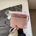 Borsa a tracolla in ecopelliccia rosa con cinturino in pelle e manico superiore - Rosa