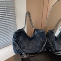 Grande borsa tote in denim blu scuro con catena argento per uno stile chic quotidiano - Blu Vintage