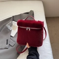 Zaino da donna in peluche bordeaux con manico in pelle e chiusura a zip argentata - Borgogna