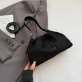 Sac nuage plissé en daim noir élégant avec bandoulière et étiquette de marque raffinée - Sans pendentif / Noir