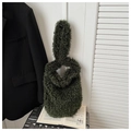 Detalle del bolso de nudo en borreguillo verde oscuro con textura de felpa suave - Verde