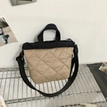 Borsa a secchiello trapuntata kaki con finiture nere, manico e tracolla regolabile - Cachi