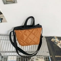 Borsa a tracolla trapuntata moderna con motivo a rombi e chiusura nera a coulisse - Arancione