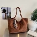 Borsa tote in finta pelle scamosciata color caramello con nappa e borchie - Marrone con ciondolo