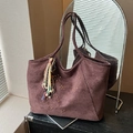 Borsa tote in camoscio testa di moro con borchie dorate e dettaglio nappa di perline - Caffè con Ciondolo