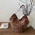 Borsa tote capiente in pelle scamosciata leopardata con tracolla e borsellino - Marrone