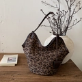 Borsa a spalla leopardata retrò con tracolle in pelle marrone scuro e dettaglio ciondolo - Marrone
