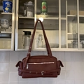 Retro burgunderrote Umhängetasche mit silbernem Reißverschluss und Gürtelschnallen - Rot
