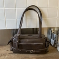 Retro schokoladenbraune Schultertasche aus Kunstleder mit Schnallen und Reißverschlüssen - Braun