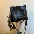 Borsa a secchiello nera vintage con tasca a rivetti e tracolla etnica intrecciata - Nero con ciondolo