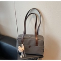 Detalle del bolso tote de lona gris con asas de cuero y colgante de osito - Té Negro (Con Colgante de Oso)